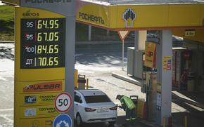 A gas station worker refuels a car in Moscow, Russia, on Aug. 25, 2025. (AP Photo/Pavel Bednyakov)