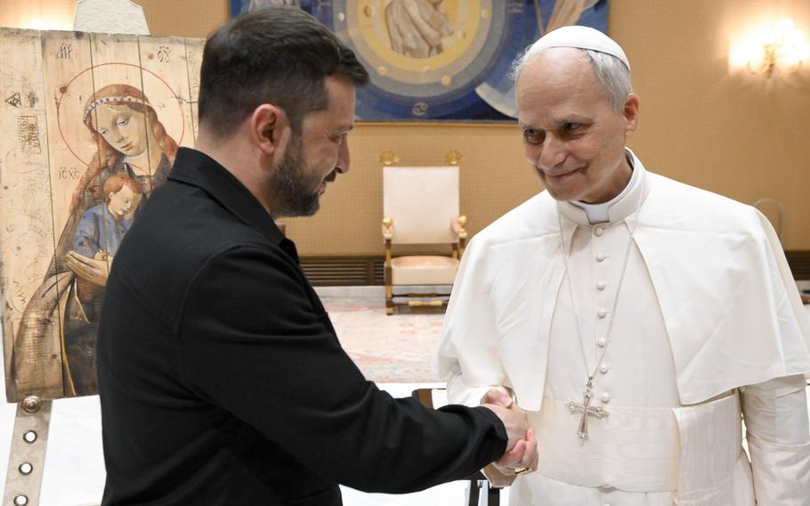 Zelenskyy shakes hands with the pope.