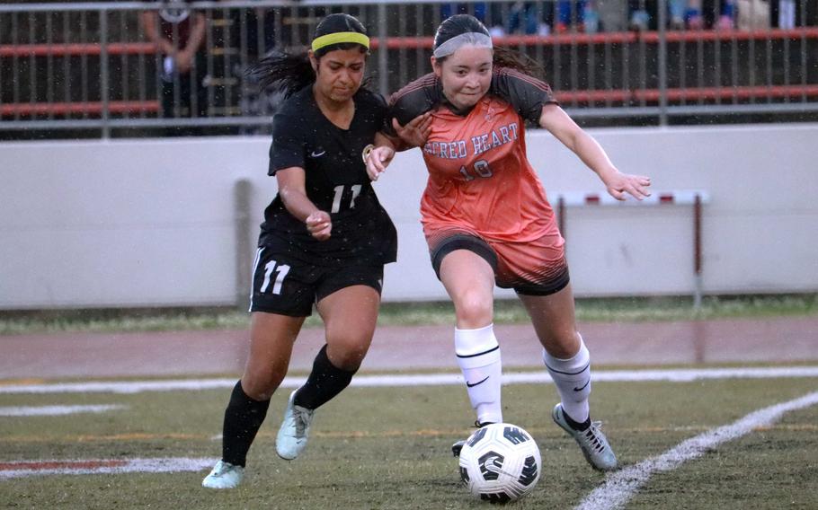 Perry's Catalina Feliz defends against Sacred Heart's Mia Belitz.