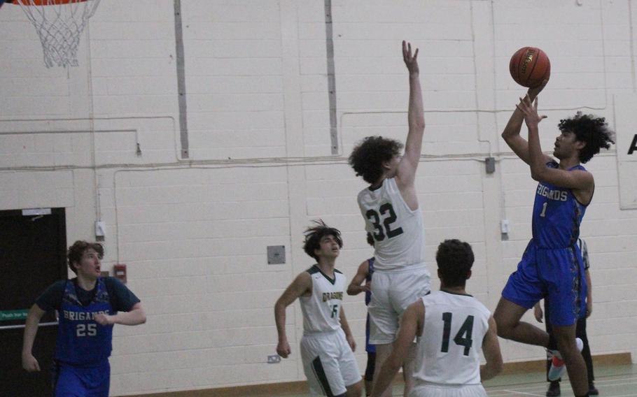 Brussels’ Jabriel Wells pulls up for a jump shot after driving into the paint against the Alconbury Dragons’ defense on Friday, Jan. 20, 2023.