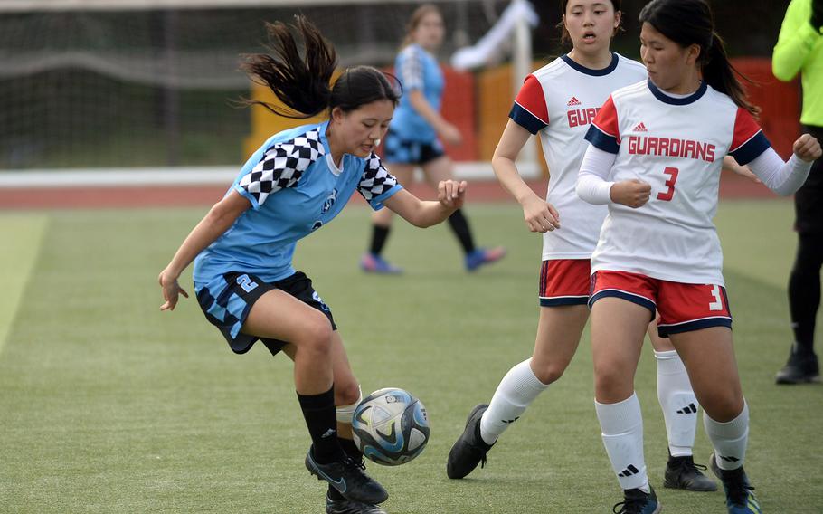 Osan's Vivian Machmer tries to keep the ball away from Yongsan International-Seoul's Zoe Chung during Friday's Korea girls soccer match. The Guardians won 2-1.