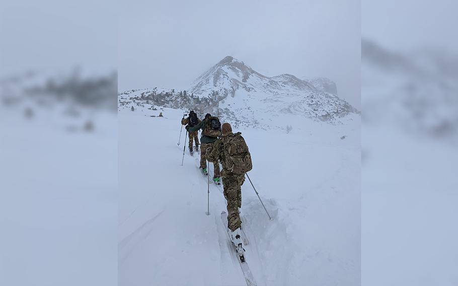 I soldati della 173a Brigata Aviotrasportata sciano lungo un pendio vicino a Osso, in Italia, a febbraio.  L'unità ha partecipato alle esercitazioni guidate dalle Alpi Italiane, lo specialista della fanteria da montagna dell'esercito italiano più noto per la loro guerra invernale nella prima guerra mondiale.