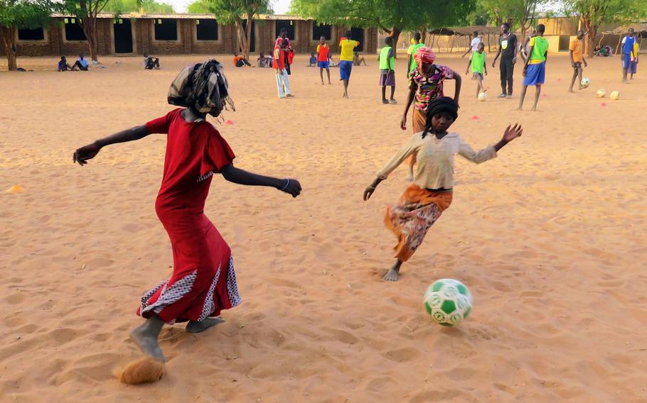 Des enfants jouent à la Refugees United Soccer Academy dans l'est du Tchad en 2015. 