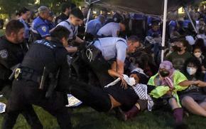 Police arrest pro-Palestinian protesters attempting to camp on Washington University's campus, Saturday, April 27, 2024, in St. Louis, Mo.  (Christine Tannous/St. Louis Post-Dispatch via AP)