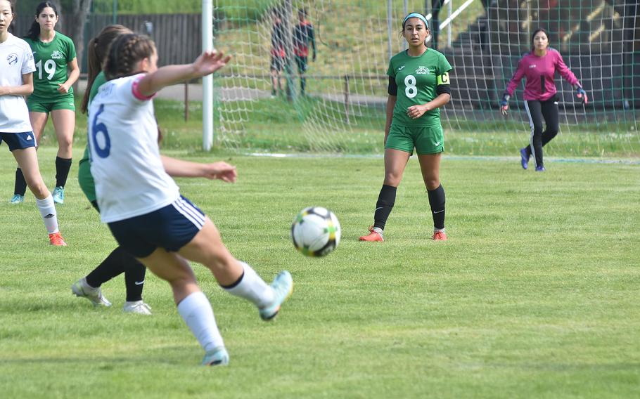 Napoli-Senior-Kapitänin Nadia Shimasaki und Torhüterin Anais Navidad beobachten Jade Hernandez von der Black Forest Academy am Montag, den 15. Mai 2023, während der ersten Runde der DODEA-Europe Division II-Fußballmeisterschaften in Baumholder, Deutschland.