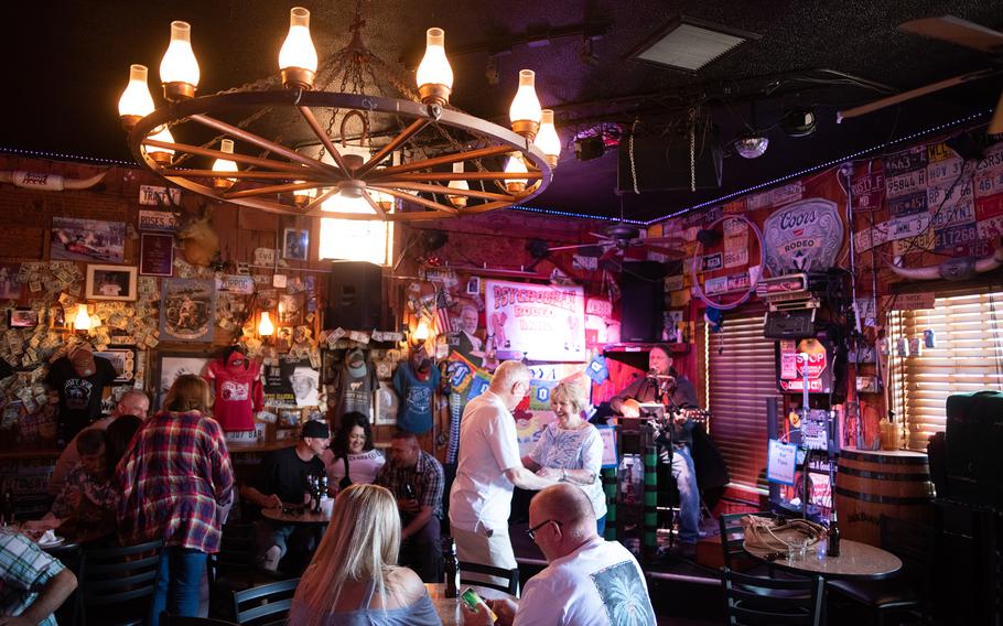 Scottsdale’s oldest cowboy bar, the Rusty Spur Saloon, is located in historic Old Town. Western icons John Wayne and Clint Eastwood were known to frequent the Rusty Spur when in town. The saloon hosts live country/western music nightly. 