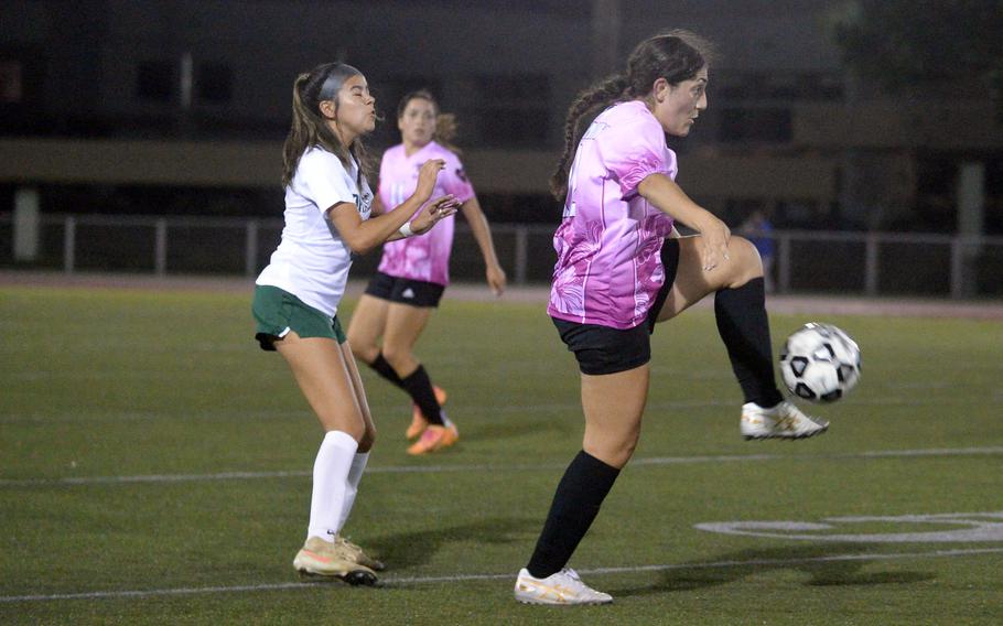 Sophie Fineman tries to control the ball.