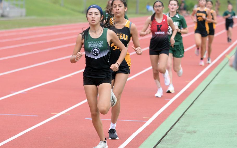Adriana Parra leads the 3,200.