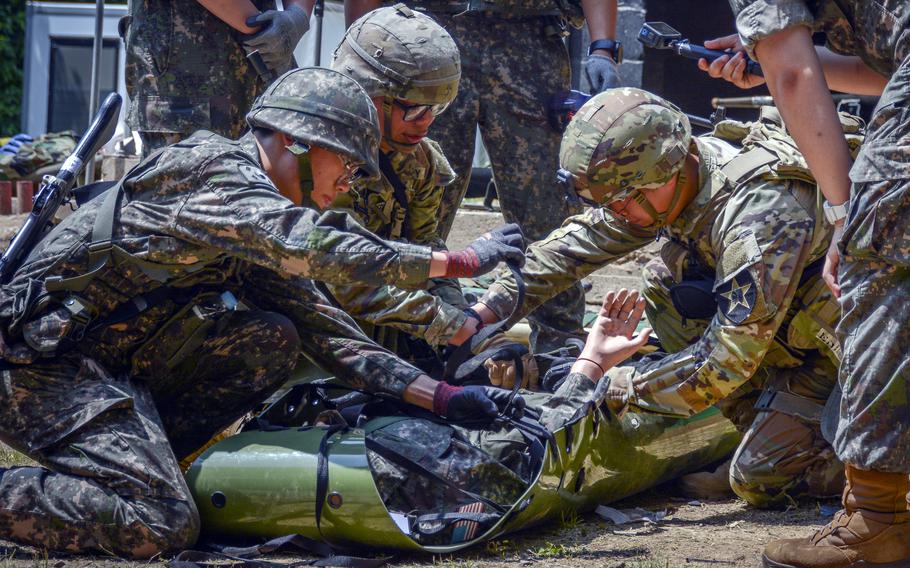 미국과 한국의 의사들이 2024년 5월 29일 대전의 한국군 기지인 준태에서 화학, 생물학, 방사능 및 핵 공격 피해자를 치료하는 능력을 테스트하고 있습니다.