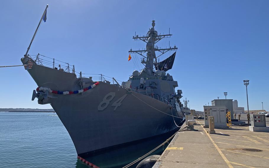 El destructor USS Bulkeley llegó a la Estación Naval de Rota, España, el miércoles 18 de agosto de 2022, como parte de una transición de puerto base y la Armada planea rotar gradualmente sus destructores en el teatro europeo. 