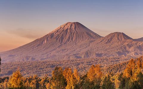 Gunung berapi yang memuntahkan abu menghentikan pelatihan pasukan terjun payung pimpinan AS di Indonesia