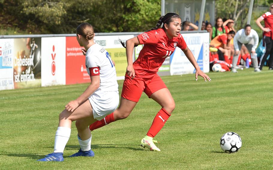 Kaiserslautern's Ulua Villalobos dribbles past Wiesbaden's Rylee Ashcraft during a pool-play match on May 15, 2023, in Reichenbach-Steegen, Germany.