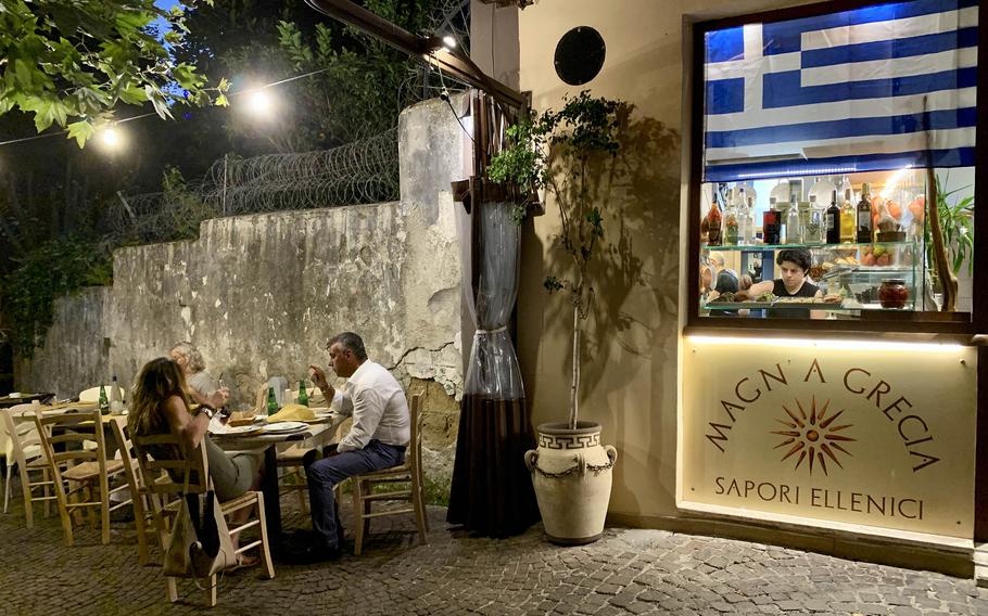 Magn' A Grecia offers outdoor dining along the street. Although wait times for a table are generally short, reservations are recommended on Friday and Saturday evenings. 
