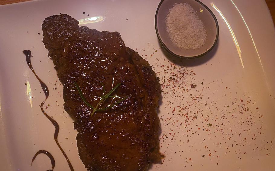 Chacarero Chile Steakhouse ofrece sus piezas New York en tres tamaños.  La imagen tiene un bistec de 10.5 onzas.  La mayoría de los cortes de carne del restaurante incluyen carne de res australiana alimentada con granos.