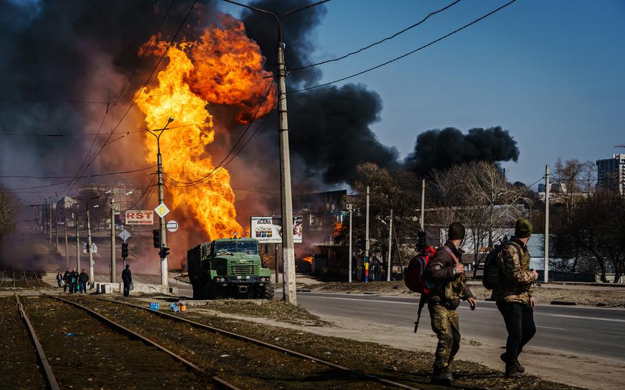 Ukrainian soldiers hitch and mov an artillery unit after Russian bombardment destroyed a building near their position, in the Moskovskyi district in Kharkiv, Ukraine, on March 25, 2022.