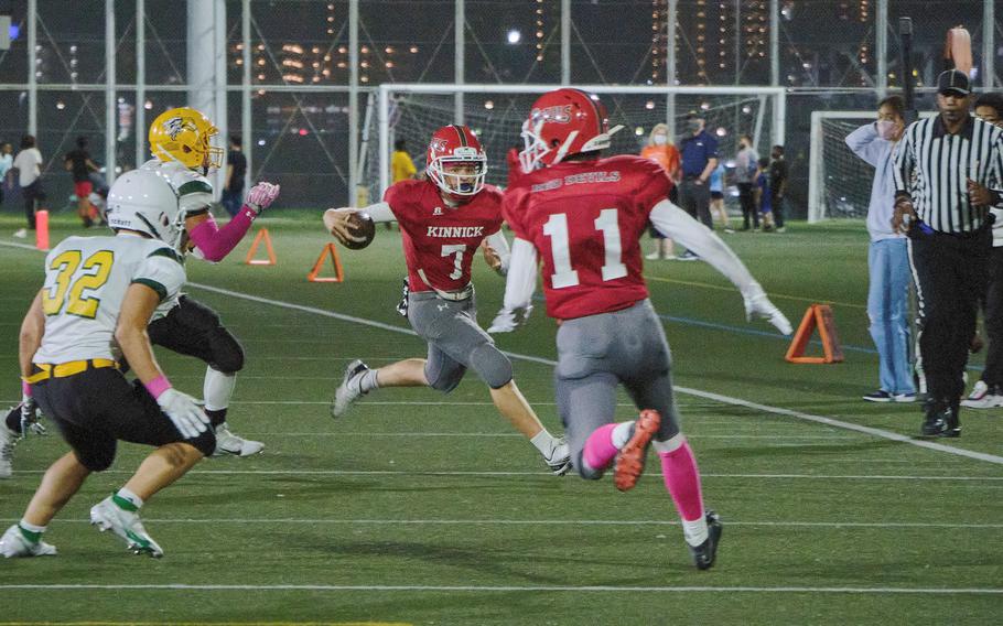 Nile C. Kinnick’s Zeke DeLaughter makes a running play while trying to outmaneuver Robert D. Edgren’s defense with Kinnick’s Ryo Nishiyama attempting to help with a block.