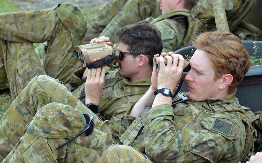Tentara Australia memindai Area Pelatihan Baturaja Indonesia selama acara tembakan langsung yang melibatkan pasukan AS, Indonesia dan Australia pada hari Jumat, 12 Agustus 2022. 
