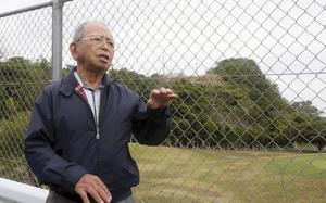 Tokusuke Serikyaku talks about his time working at the U.S. military base named Camp Chinen, which is now the golf course behind him, in Nanjo, Okinawa Prefecture, on Jan. 6. MUST CREDIT: Japan News-Yomiuri