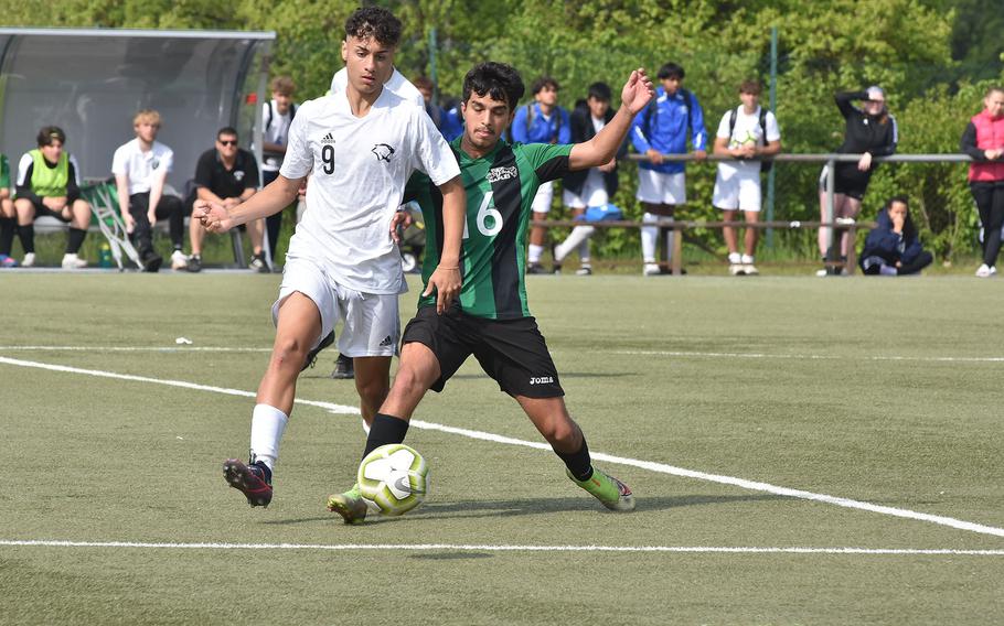 Vicenzas Anthony Poropat und Neapels Henri Schneider kämpfen um den Ball in einem Spiel, in dem die Mannschaft am Montag, dem 15. Mai 2023, während der ersten Runde der DODEA-Europa-Fußballmeisterschaft der Division II in Baumholder in Deutschland ein torloses Unentschieden erreichte.