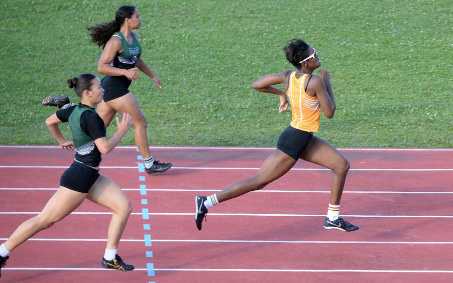 Liza Young pulls away in the 200.