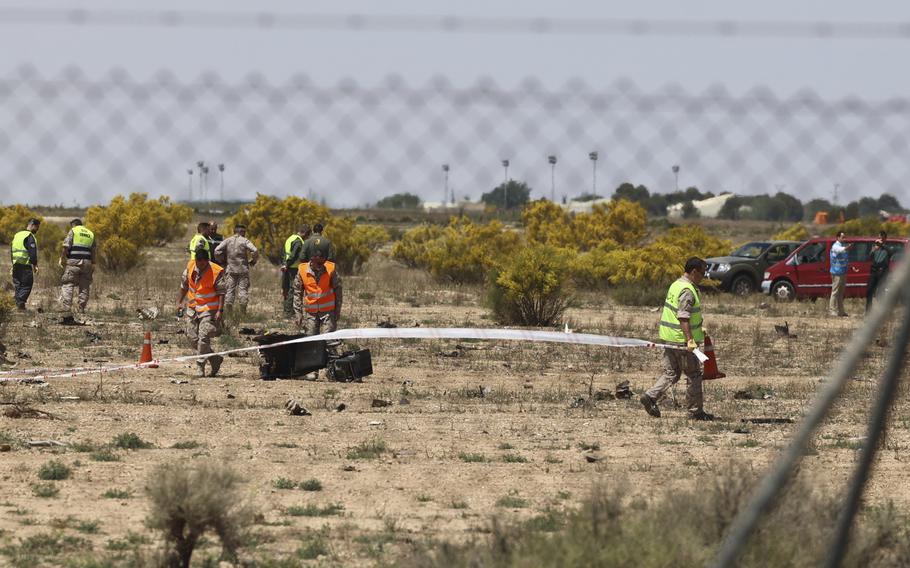 El personal de los servicios de emergencia trabaja en el área donde se estrelló un avión de combate F-18 en Zaragoza, España, el sábado 20 de mayo de 2023. Un avión de combate F-18 se estrelló en una base aérea en la ciudad española de Zaragoza pero el piloto salió disparado con éxito. dijo el Ministerio de Defensa español el sábado.  El Ministerio de Defensa dijo en Twitter que el avión había aterrizado en las inmediaciones de la base. 