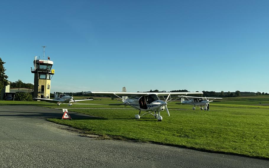 The Pegasus Pizzeria shares its location with the Aero Club Weiden. Small aircraft and gliders can be seen taking off and landing. 