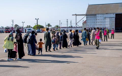 Cientos de inmigrantes afganos llegan a una base naval estadounidense en España