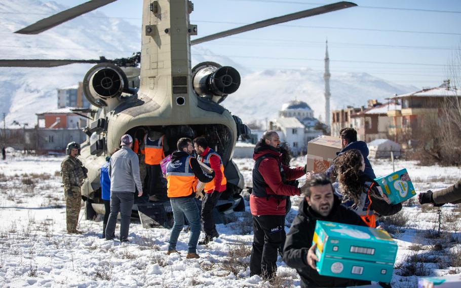 A U.S. Army CH-47F Chinook assigned to 3rd Battalion, 501st Aviation Regiment, Combat Aviation Brigade, 1st Armored Division (1AD CAB), delivers relief supplies to Elbistan, Turkey, on Tuesday, Feb. 14, 2023.