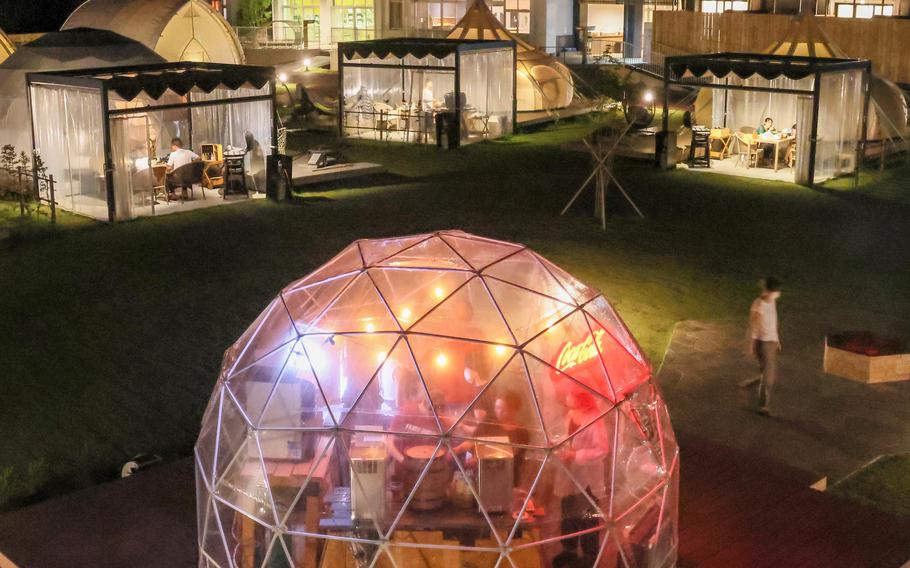 A transparent tent in the center of the site serves as a self-service drink area at night. 