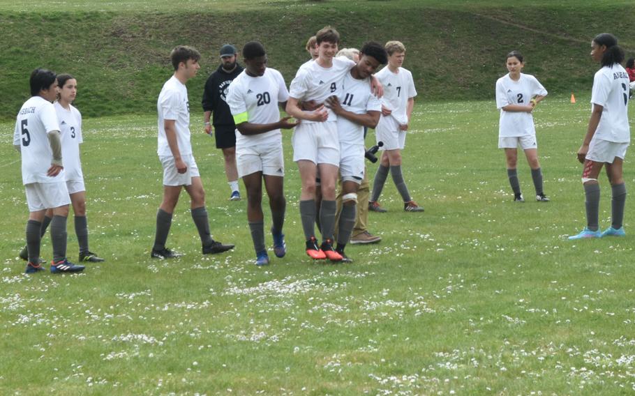 Shane Nesbitt und Josiah Quinland aus Ansbach tragen den verletzten Teamkollegen Owen Schüttpelz während eines Fußballspiels gegen Hohenfels am Samstag, den 23. April 2022 in Baumholder, Deutschland, vom Feld.