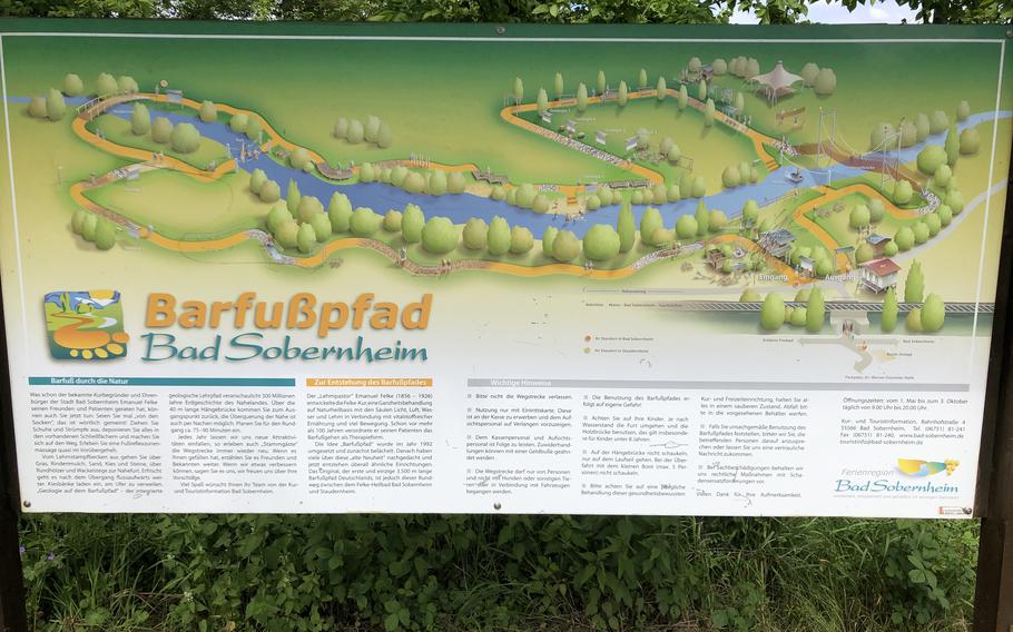 A map of the barefoot path, which traverses a meadow, crosses the Nahe River and is lined with activity stations on the other side.