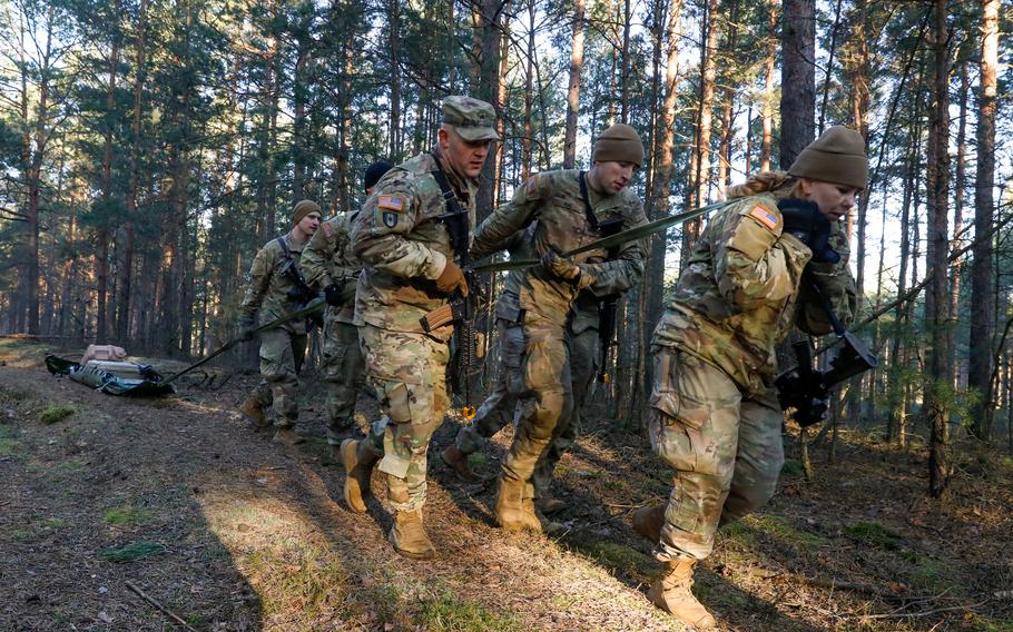 Americkí vojaci zaradení do bojového tímu 1. obrnenej brigády, 1. pešej divízie ťahajú výstroj do saní počas výcvikového podujatia v poľskom Trezebiane 9. marca 2022. Armáda zatiaľ neoznámila, kedy by sa rozšírenie jednotiek v Európe mohlo skončiť.