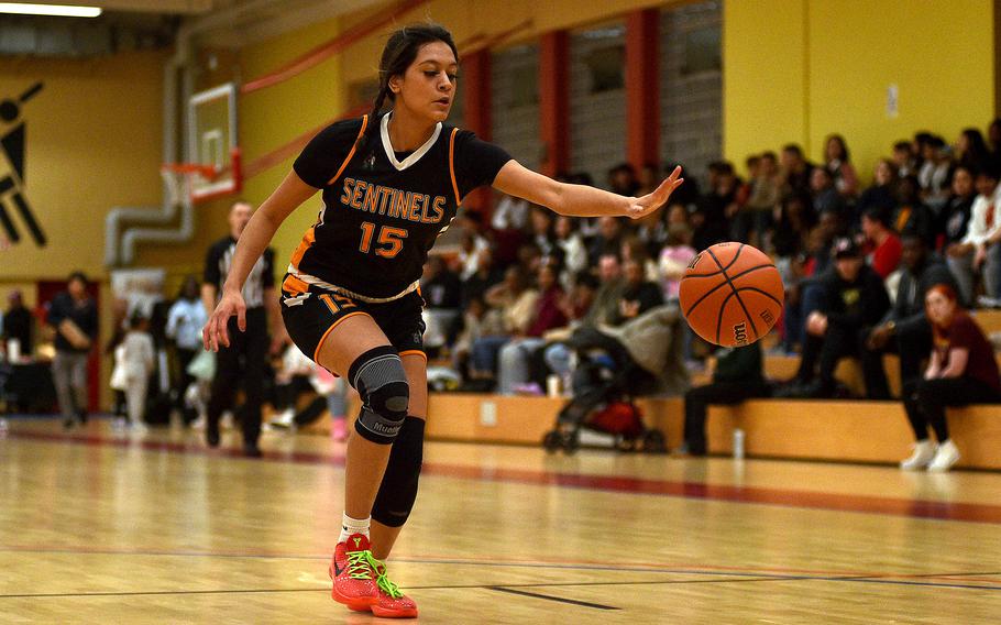 Miranda Valles reaches for the ball.