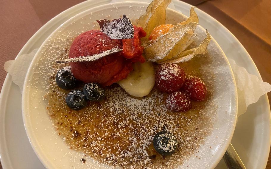 Oelmuehle’s dessert menu is headed by an artistically presented creme brulee. The custard is topped with powdered sugar, sorbet and fresh fruit.