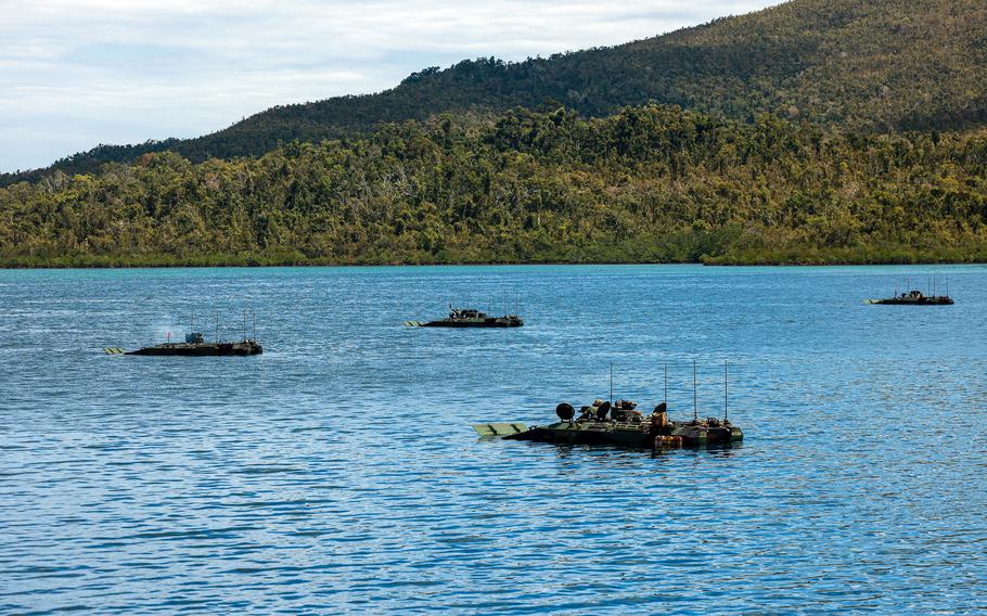 Ang mga marino sa mga amphibious combat vehicle na nakatalaga sa 15th Marine Expeditionary Unit ay nakikibahagi sa Balikatan live-fire training sa Oyster Bay, Pilipinas, Mayo 4, 2024.