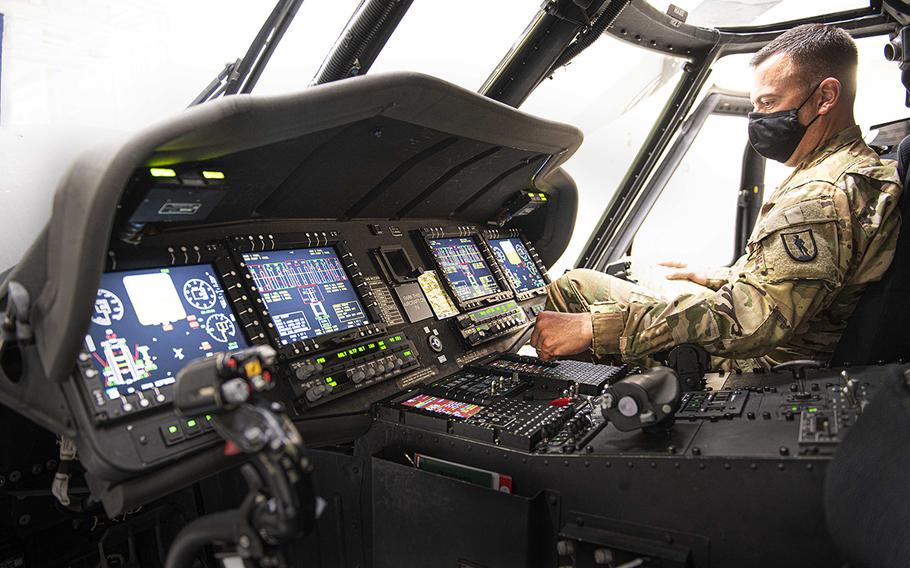 L'avionique numérique dans le cockpit d'un hélicoptère UH-60V Black Hawk représente des mises à niveau des modèles actuels de l'armée.