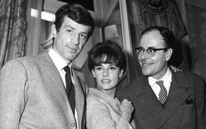The actors and the director pose for a photo in black and white.