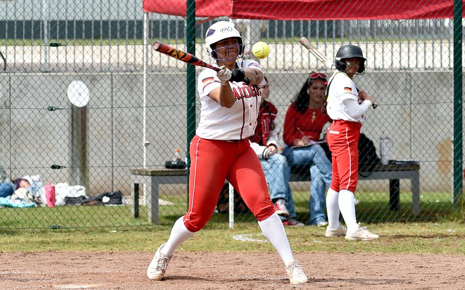 Giada Taylor hits the ball.
