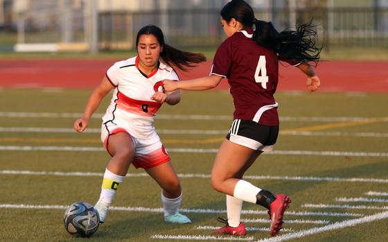 King's Ai Kina tries to drive around Perry's Ella Mhay Dizon.