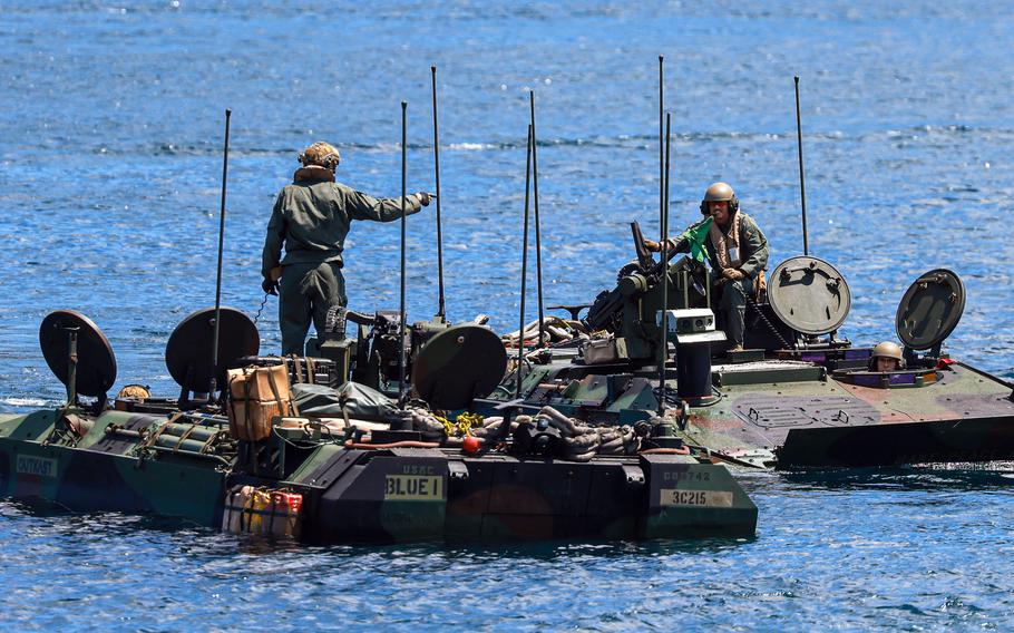 Ang mga marino sa mga amphibious combat vehicle na nakatalaga sa 15th Marine Expeditionary Unit ay nagtapos ng Balikatan live-fire na pagsasanay sa Oyster Bay, Pilipinas, Mayo 4, 2024.