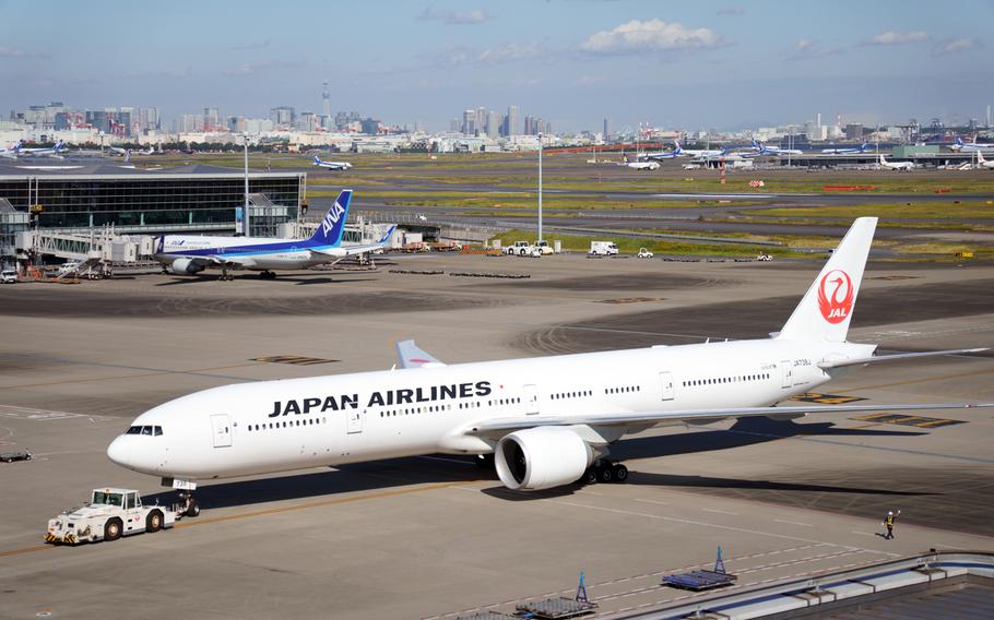 Un vol de Japan Airlines prend position à l'aéroport international de Haneda à Tokyo, le 10 novembre 2021.