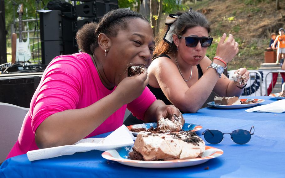 U.S. soldiers eat cake during a contest.