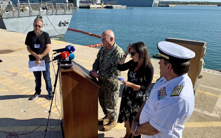 Le chef des opérations navales Adm. Michael Gilday s'entretient avec des journalistes espagnols à la base navale de Rota en Espagne le mercredi 18 août 2022. La visite de Gilday à la base a coïncidé avec l'arrivée du destroyer USS Bulkeley.