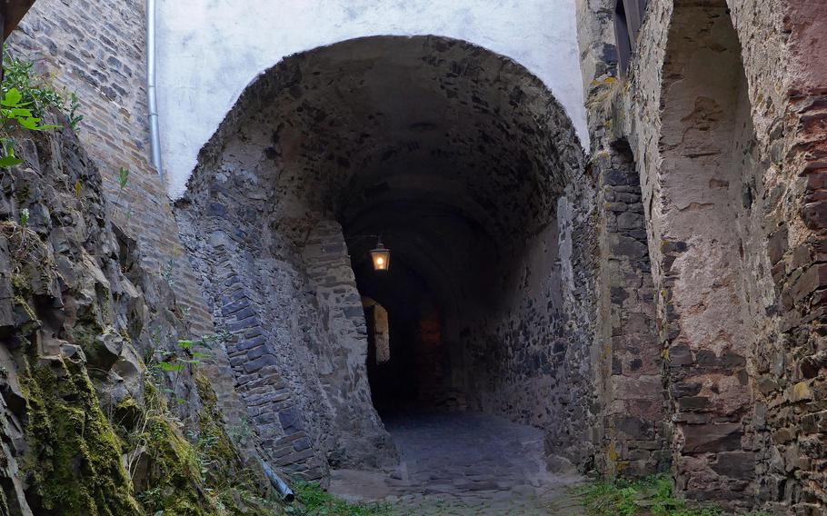 Buerresheim Castle's attackers would have had to go up the narrow alley through the outer bailey and the so-called cannon way. The castle is notable for being one of the few in Germany that never were taken by an enemy.