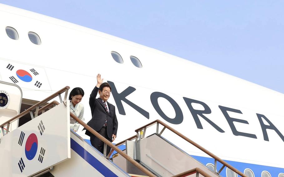 The South Korean president and his wife board a plane from Seoul Air Base to Canada for the G7 summit, June 16, 2025. 
