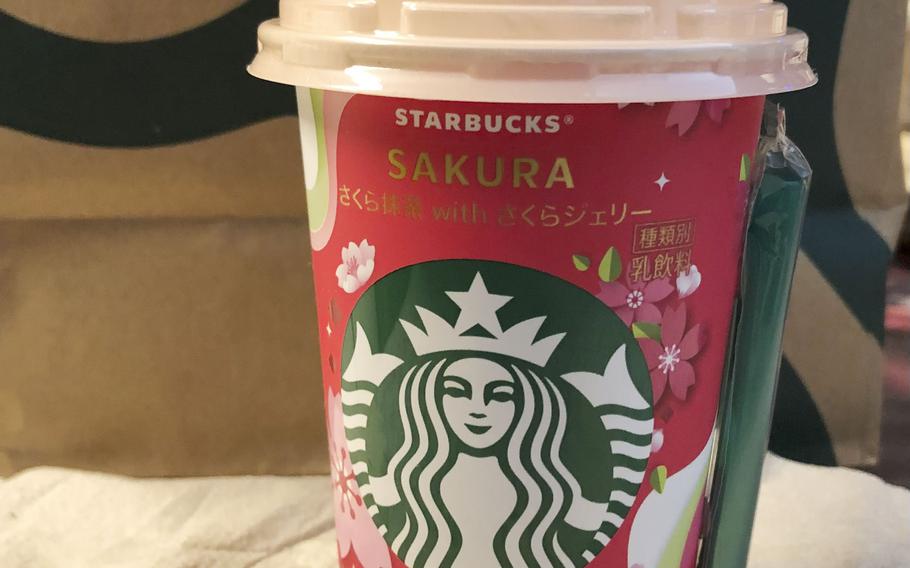 スターバックスは今月初め、日本のコンビニエンスストアで期間限定の「桜抹茶 with 桜ゼリー」ドリンクを発売した。