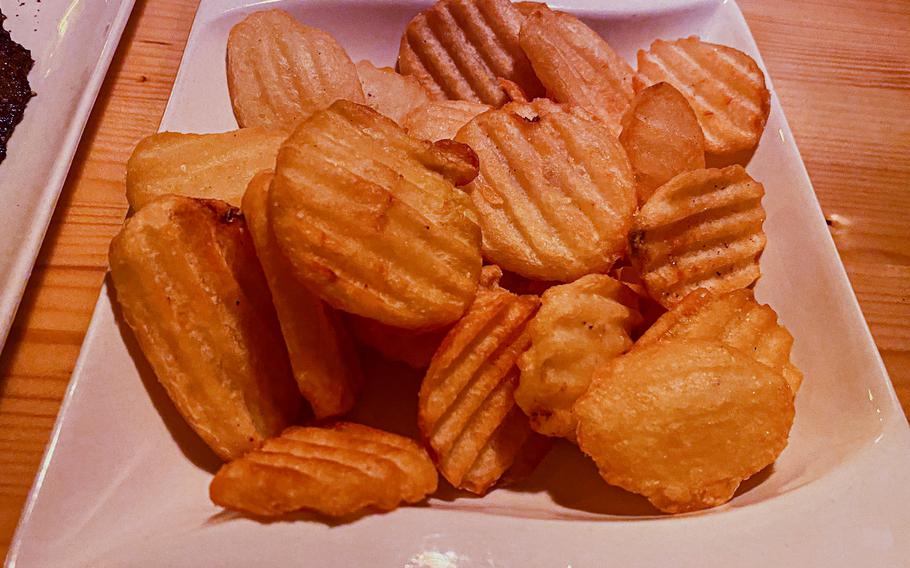 Las papas fritas son una de las cinco guarniciones disponibles en el restaurante chileno Saccarero en Kaiser Slatter, Alemania, que se especializa en bistecs.