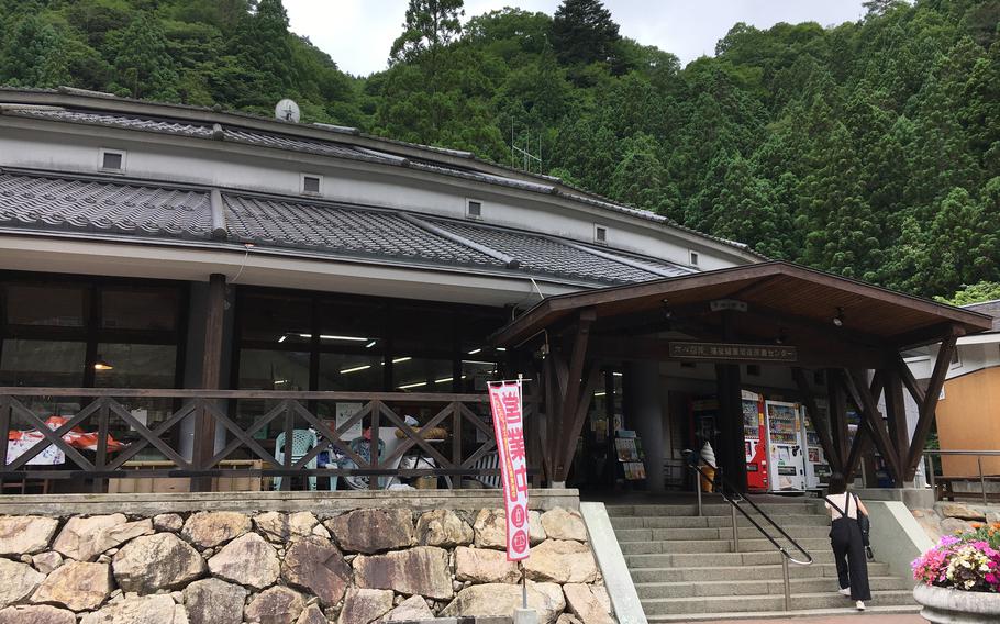 Le long de la rivière Kose, sur une route sinueuse sur le mont Rakan dans la préfecture d'Hiroshima, se trouve Spa Rakan, une aire de repos pittoresque dotée d'un petit restaurant, d'une épicerie et d'un onsen.