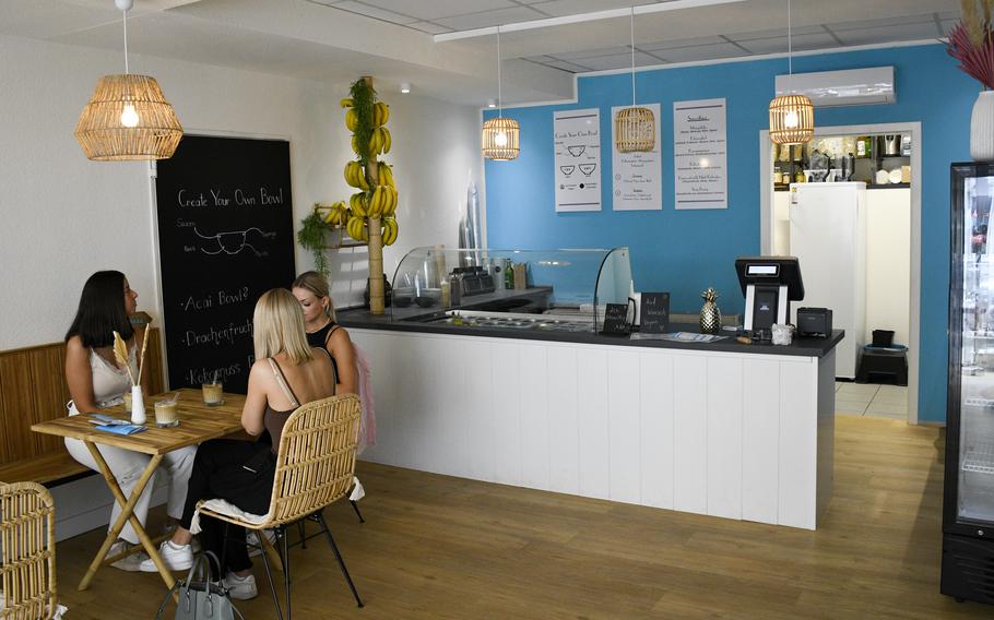 The Juicy smoothie shop in Kaiserslautern often attracts a youthful crowd, especially around lunch.