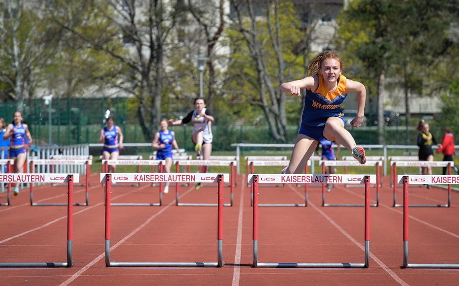 Pathfinder Ava Stout von den Wiesbaden Warriors nimmt die letzte Hürde zum Sieg beim Kaiserslautern Track and Field Invitational am 16. April 2022 in Kaiserslautern, Deutschland.  Stout gewann sowohl den 100- als auch den 300-Meter-Hürdenlauf.
